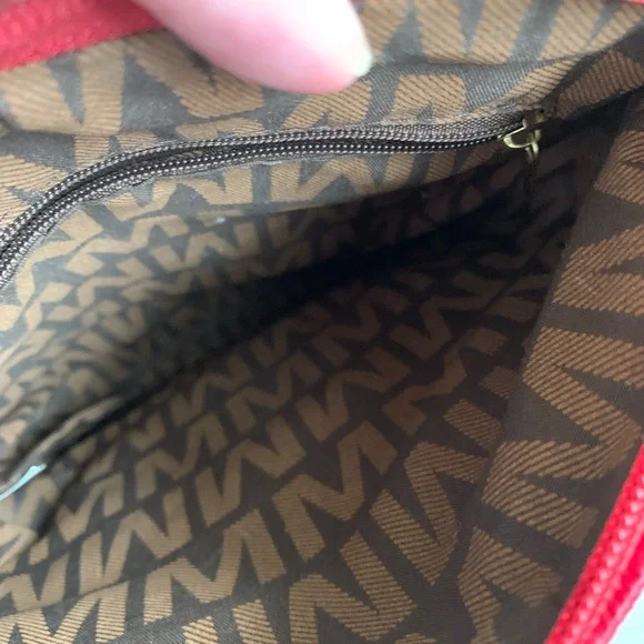 Elegant Red Crossbody Bag with Gold Accents - Picture 3 of 5